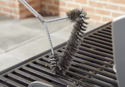 Brosse métallique avec manche en bois et embout pour racler les grilles de barbecue